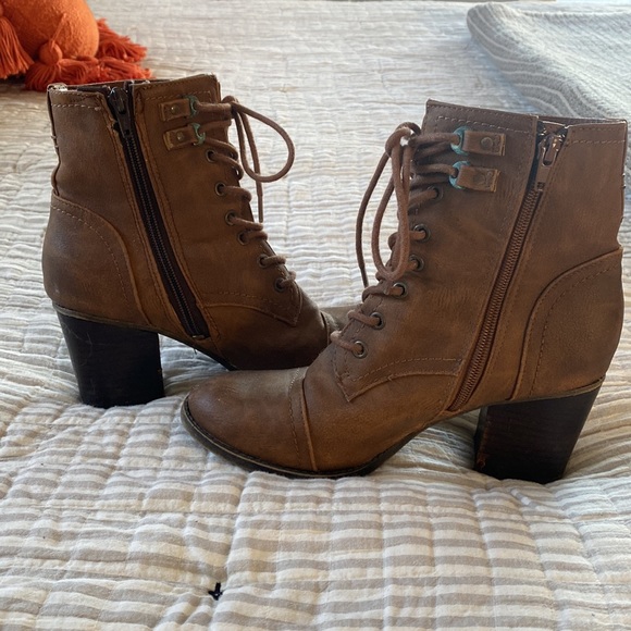 Boots - Picture 5 of 5